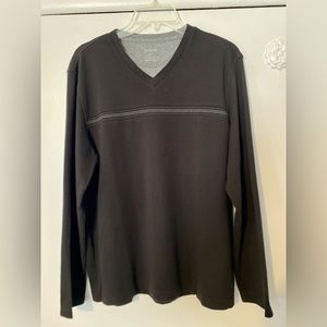 Men’s Van Heusen, long sleeve casual shirt. Size Medium. Great condition.